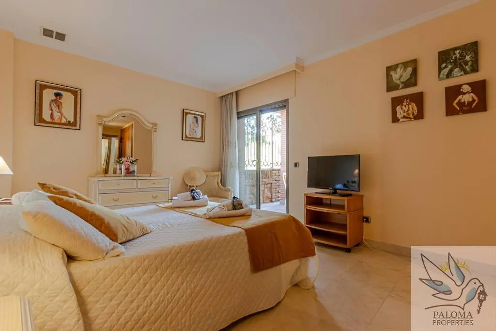 2 Bdr Apt With Heated Pool & Jacuzzi Benalmádena Appartamento