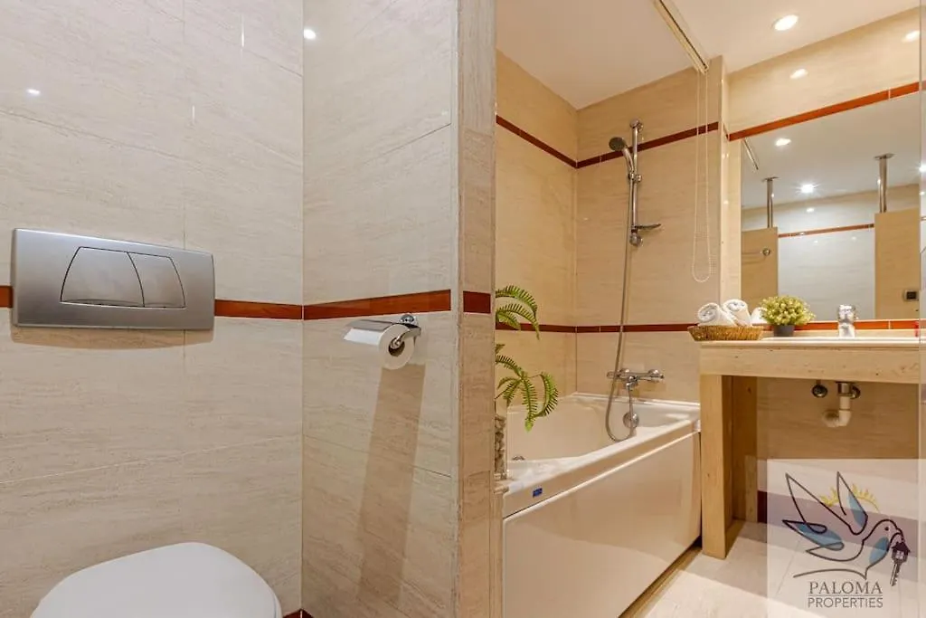 2 Bdr Apt With Heated Pool & Jacuzzi Benalmádena 0*,  Spagna
