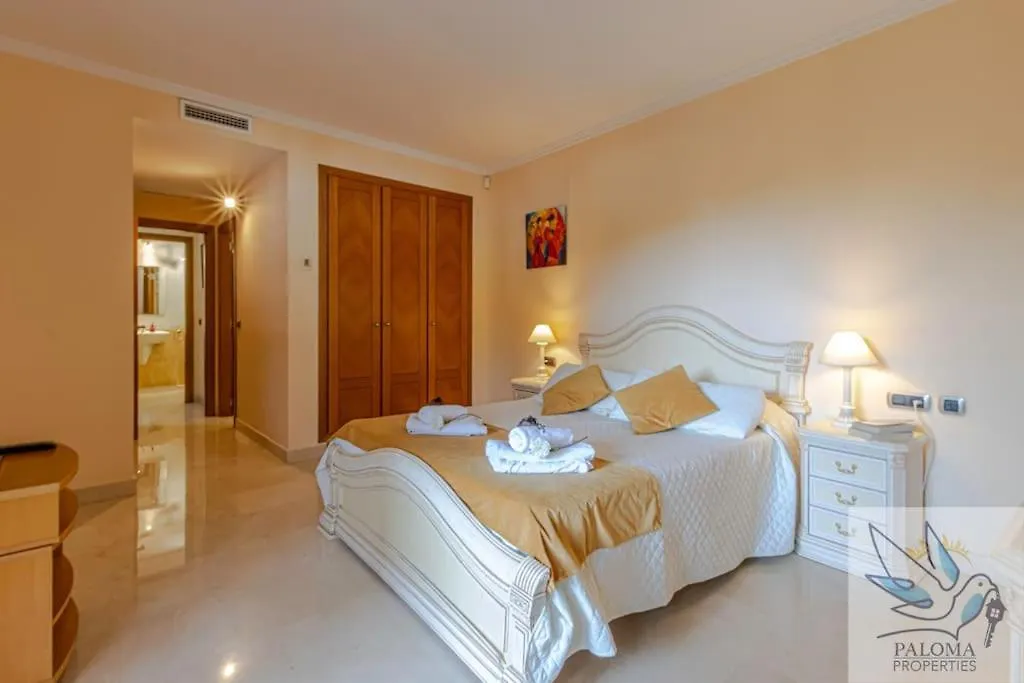 2 Bdr Apt With Heated Pool & Jacuzzi Benalmádena 0*,  Espanha